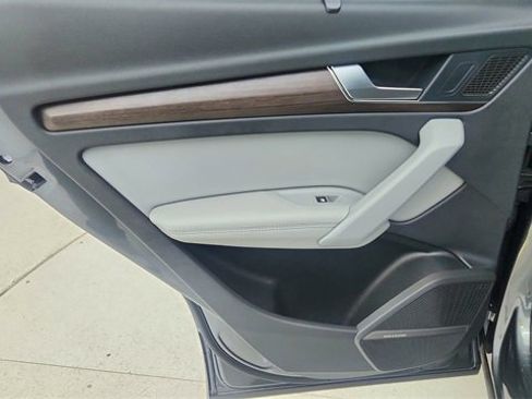 Used 2024 Audi Q5 e Prestige w/ Prestige Package image 34