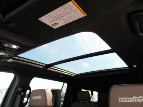 Certified 2025 Chevrolet Suburban High Country image 27