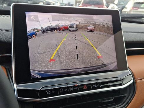 Used 2024 Jeep Compass Limited image 17