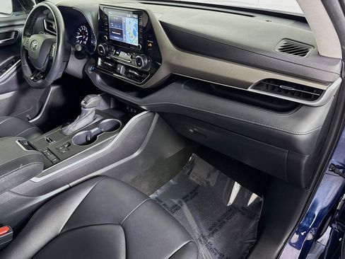 Used 2020 Toyota Highlander XLE image 30