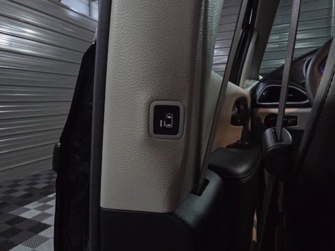 Used 2024 Chrysler Pacifica Touring-L FWD image 19