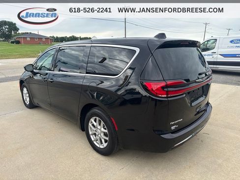 Used 2025 Chrysler Pacifica Select FWD image 4