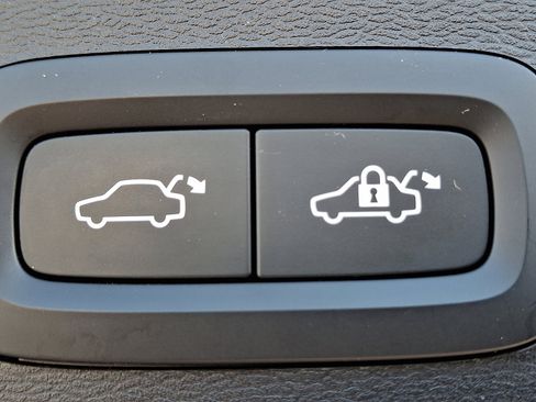 Used 2023 Volvo XC40 B5 Plus w/ Driver Assist Package AWD/4WD image 30