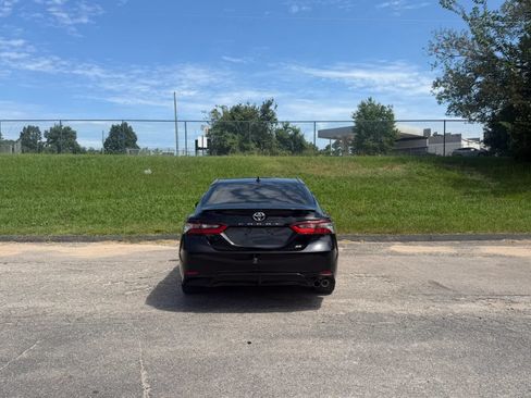 Used 2021 Toyota Camry SE FWD image 5