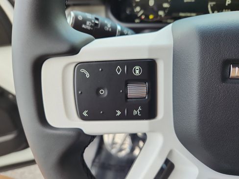 Used 2025 Land Rover Defender 90 X-Dynamic SE image 17