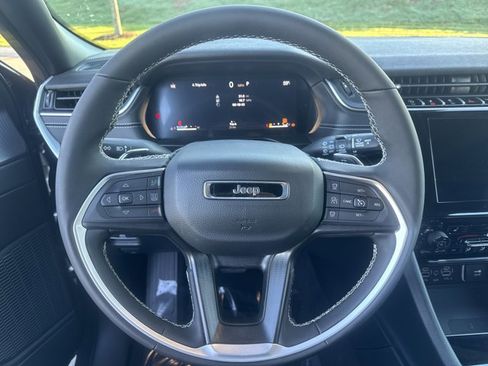 Certified 2025 Jeep Grand Cherokee Altitude image 19