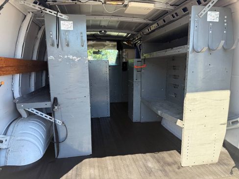 Used 2013 Chevrolet Express 2500 RWD image 18