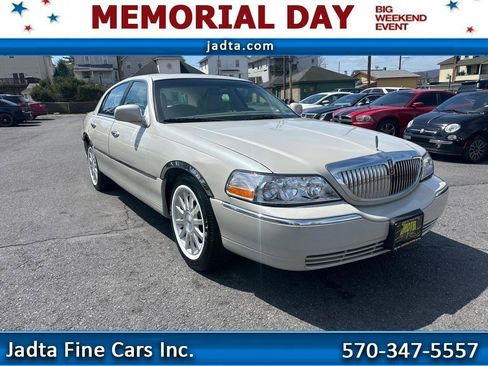 Used 2007 Lincoln Town Car Signature RWD image 1