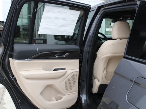 New 2025 Jeep Grand Cherokee Limited image 26