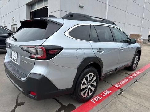 Used 2025 Subaru Outback Premium AWD/4WD image 3