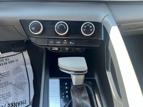 Used 2021 Hyundai Elantra SE FWD image 14