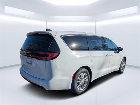New 2026 Chrysler Pacifica Select image 3