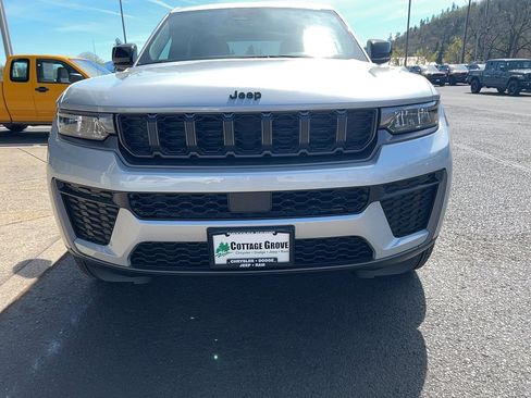 New 2026 Jeep Grand Cherokee Altitude AWD/4WD image 4