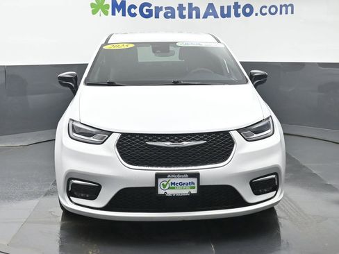 Used 2025 Chrysler Pacifica Select image 4