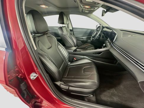 Used 2025 Hyundai Elantra Limited FWD image 32
