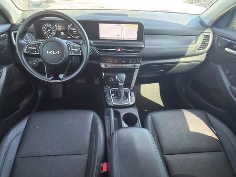Certified 2025 Kia Seltos EX w/ EX Sunroof Package FWD image 13