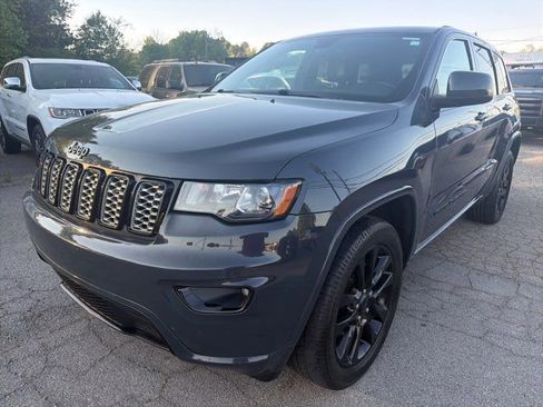 Used 2017 Jeep Grand Cherokee Altitude image 4