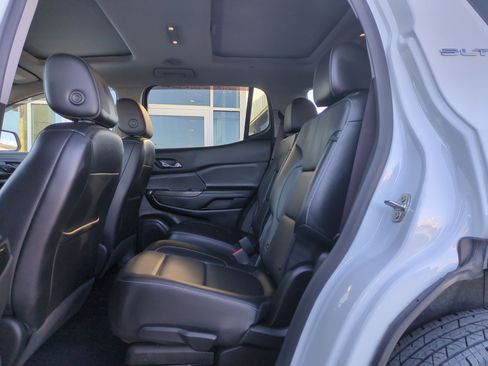 Used 2023 GMC Acadia SLT image 15