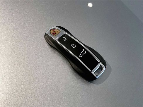 Used 2025 Porsche Cayenne GTS w/ Premium Package image 36