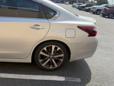Used 2017 Nissan Altima 2.5 SR FWD image 11