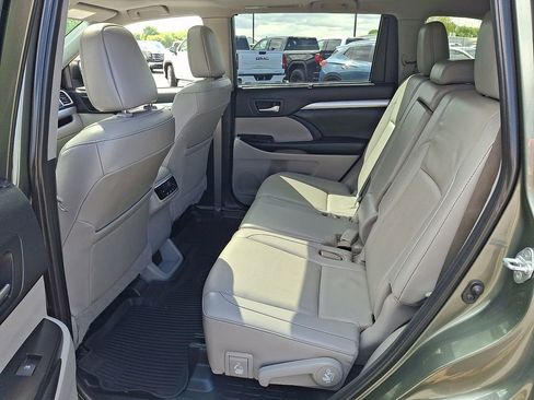 Used 2019 Toyota Highlander XLE AWD/4WD image 10