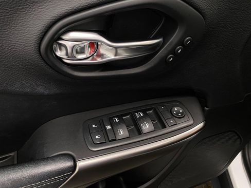 Used 2019 Jeep Cherokee Limited w/ Luxury Group AWD/4WD image 31