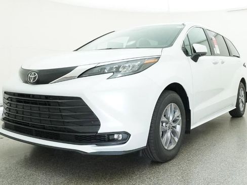 New 2026 Toyota Sienna XLE image 32