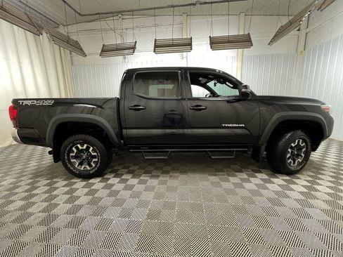 Used 2019 Toyota Tacoma TRD Off-Road AWD/4WD image 19