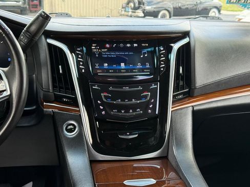 Used 2019 Cadillac Escalade Luxury RWD image 11