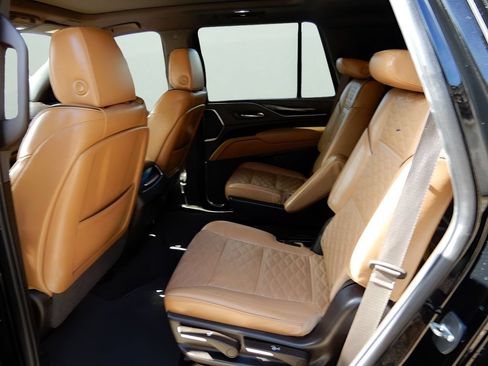 Used 2022 Cadillac Escalade Premium Luxury AWD/4WD image 16