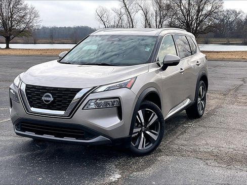 Used 2023 Nissan Rogue SL image 2