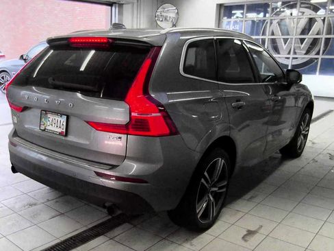 Used 2021 Volvo XC60 T5 Momentum w/ Premium Package image 3