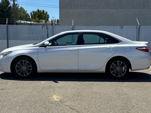 Used 2015 Toyota Camry SE FWD image 2