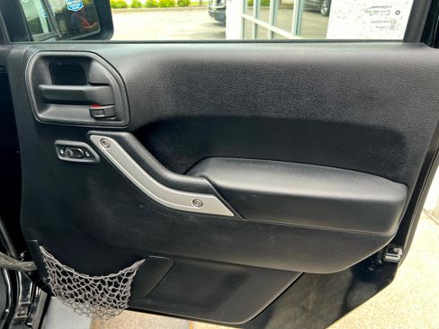 Used 2014 Jeep Wrangler Unlimited Sahara image 17