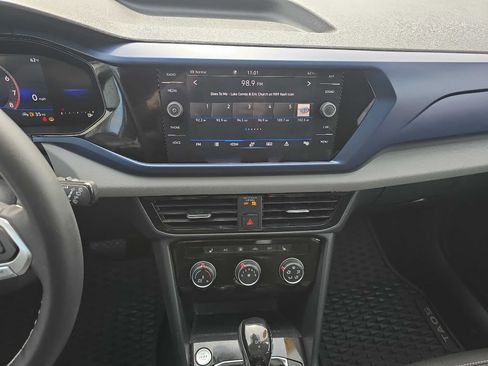 Used 2023 Volkswagen Taos SE w/ Panoramic Sunroof Package image 17