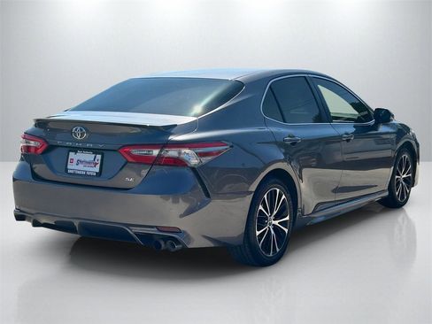 Used 2018 Toyota Camry SE image 5