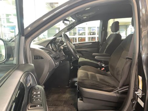 Used 2016 Dodge Grand Caravan SE image 6