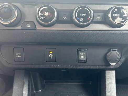 Used 2017 Toyota Tacoma TRD Sport w/ Tow Package AWD/4WD image 24