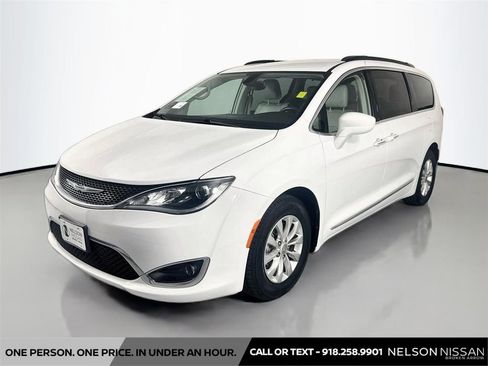 Used 2017 Chrysler Pacifica Touring-L FWD image 1