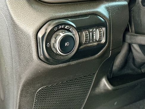 Used 2018 Jeep Wrangler Unlimited Sahara AWD/4WD image 10
