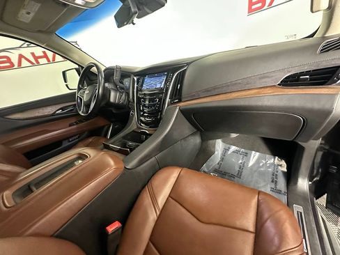 Used 2017 Cadillac Escalade Luxury AWD/4WD image 30