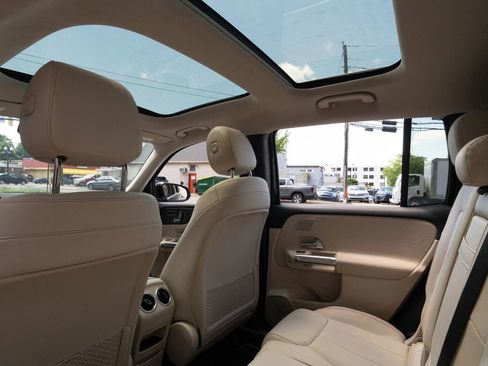 Used 2021 Mercedes-Benz GLB 250 4MATIC w/ Premium Package image 24