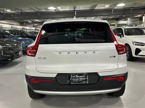 Certified 2025 Volvo XC40 B5 Plus image 3