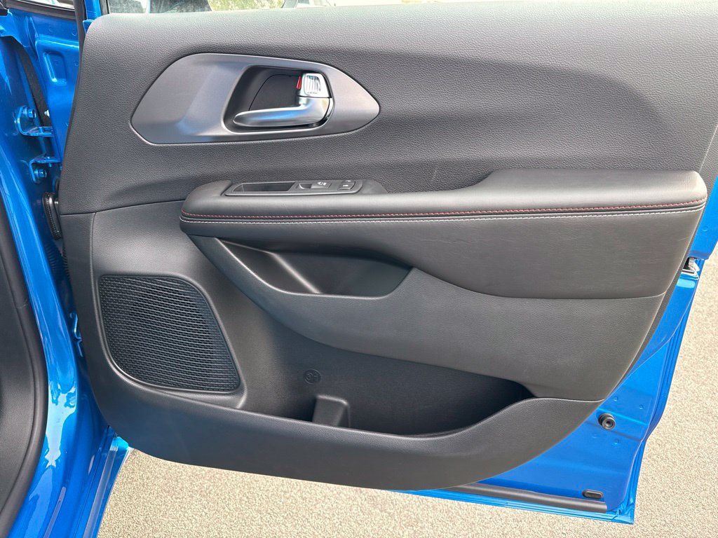 New 2027 Chrysler Pacifica Select AWD/4WD image 9