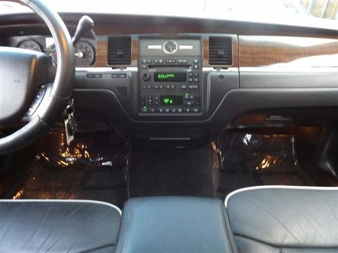 Used 2006 Lincoln Town Car Signature Limited image 16