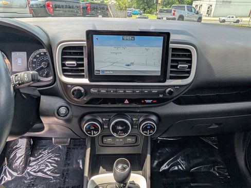 Used 2022 Hyundai Venue Limited image 17