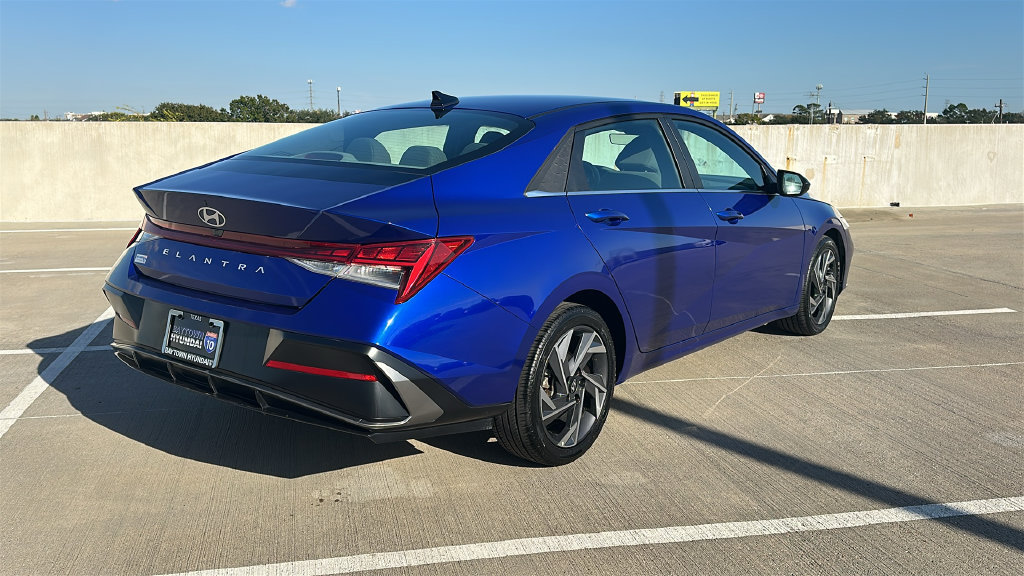 Used 2025 Hyundai Elantra SEL FWD image 13