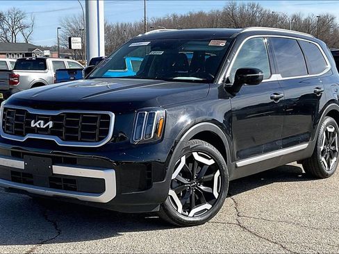 Used 2025 Kia Telluride S image 2
