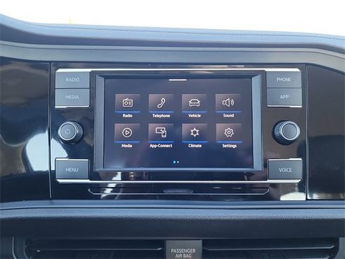 Used 2024 Volkswagen Jetta SE image 18