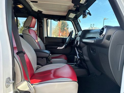 Used 2016 Jeep Wrangler Unlimited Sahara w/ Connectivity Group image 13